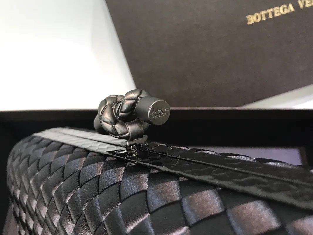 Classic evening bag~~~Japanese imported ribbon➕water snake leather edging material is dense and slippery, not easy to fluff. Size: 24.5cm*10.5cm*6cm 8651L350